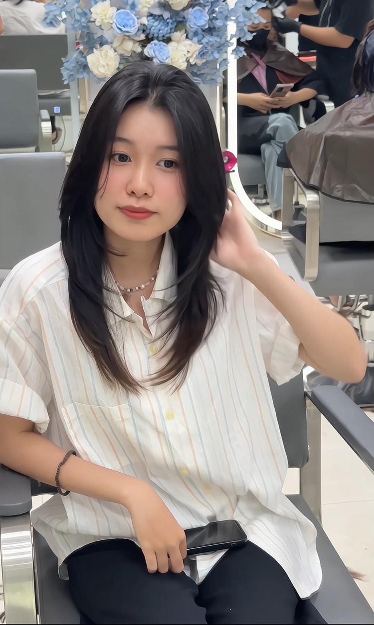 Thợ cắt tóc đang tạo kiểu tóc nữ đẹp tại Twendy Hair Salon