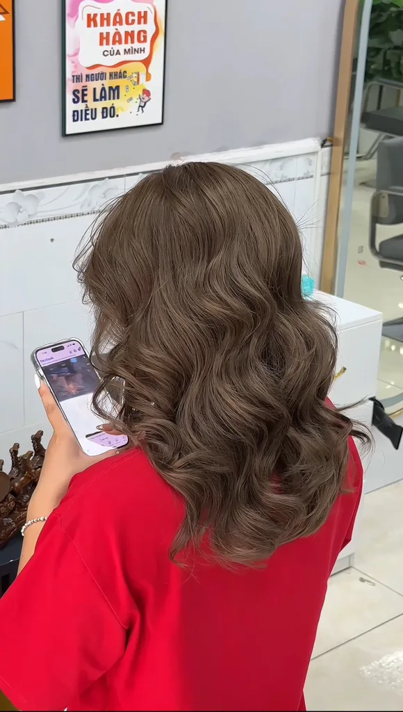 Tóc khô xơ cần phục hồi tại nhà trước khi ra salon
